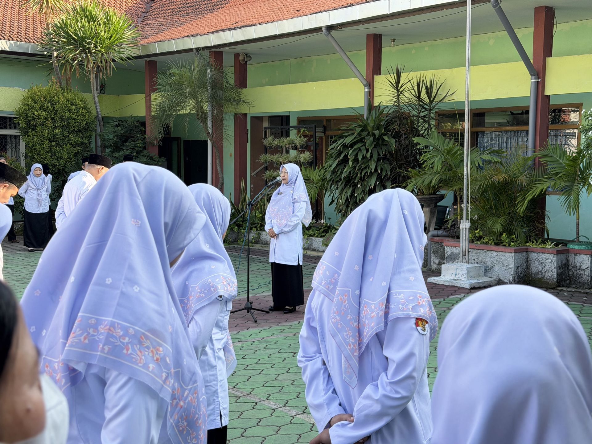 Awali Pekan dengan Semangat Baru, Kemenag Kota Pasuruan Perkuat Moderasi Beragama di Sekolah