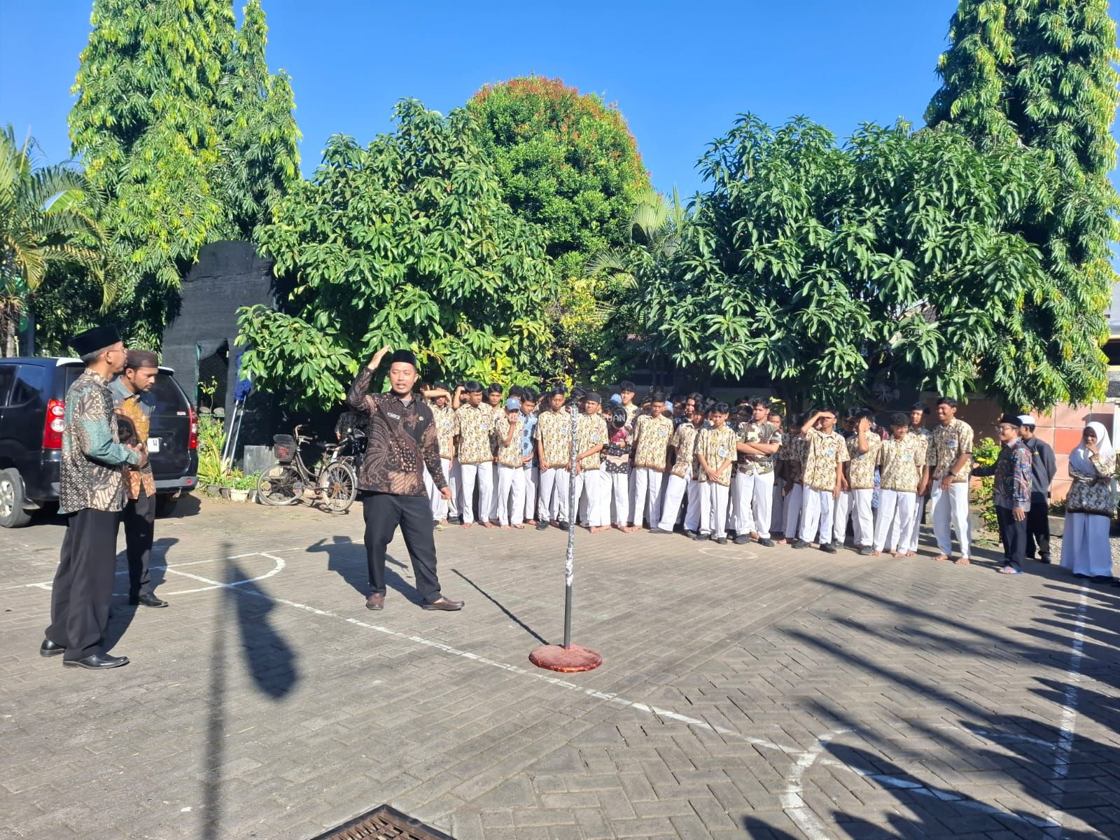 Manfaatkan Fenomena Rashdul Kiblat 2026, KUA Gadingrejo Edukasi Siswa MAN Kota Pasuruan Ukur Arah Kiblat Secara Akurat
